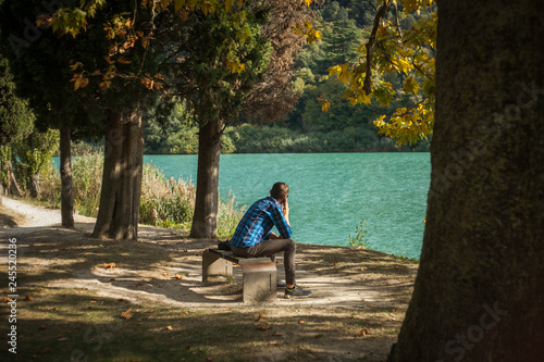 Tableau sur toile Handsome Man Sit by Lake