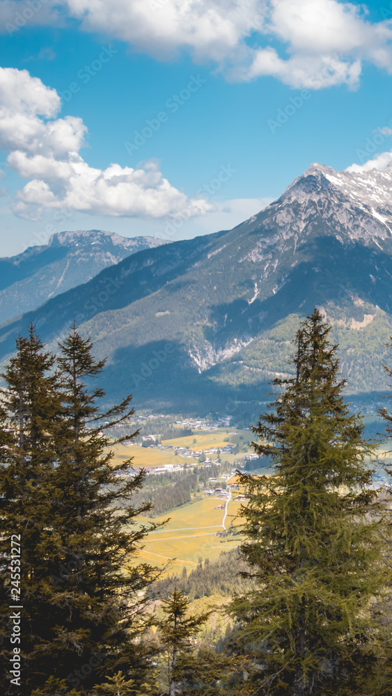 Obraz premium Smartphone HD wallpaper of alpine view near the Piller lake - Tyrol - Austria