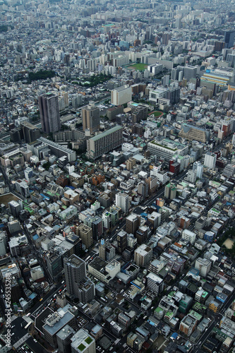 Die Megastadt Tokyo und ihre vielen Hochhäuser von oben gesehen, wie mit einer Drohne fotografiert