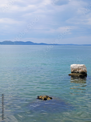 widok na wybrzeże ze skałą