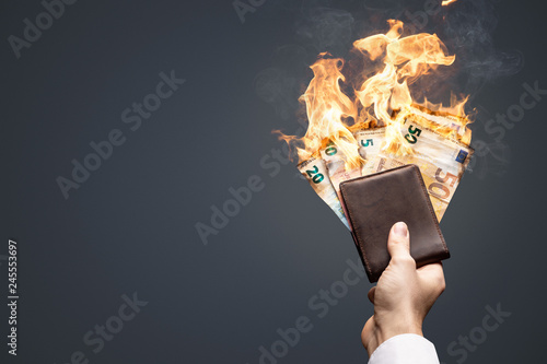 Euro Geldscheine verbrennen in einem Portemonnaie