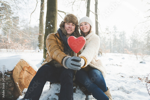 Pärchen in winterlicher Landschaft fröhlich verliebt , Valentinstag Konzept  photo