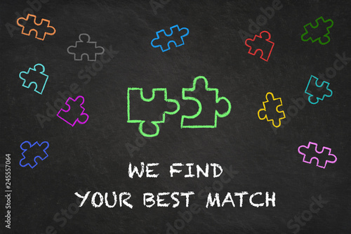 "We find your best match" Puzzle mit Kreidetafel Hintergrund