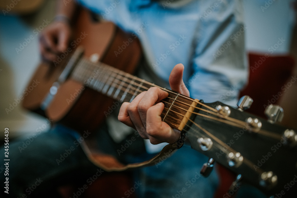 Fototapeta premium Nahaufnahme der Hände, Finger eines Gitarristen der Gitarre spielt