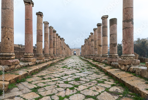 Schilderij op canvas Cardo Maximus street leading from Oval Plaza in the great Roman city of Jerash -