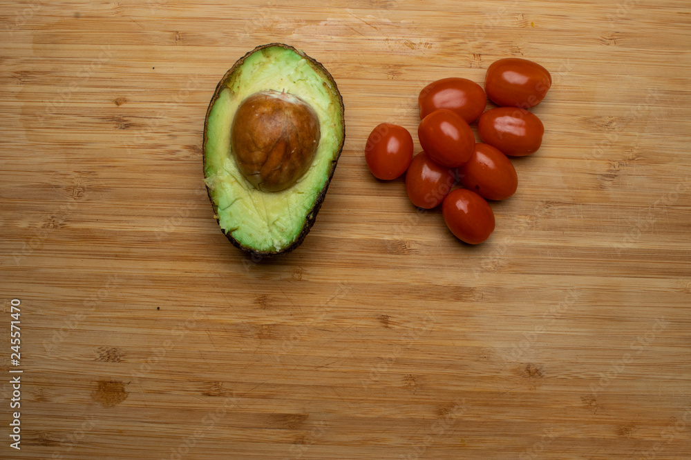 Aguacates y tomates