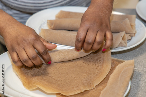 Injera - die fertigen Brote werden gerollt