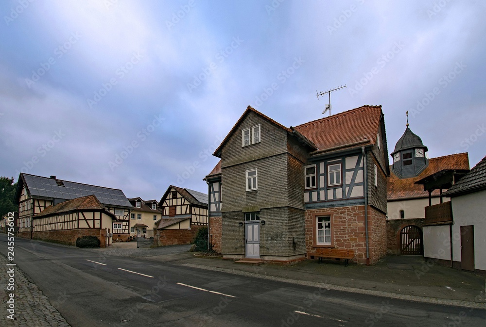 Die alte Schule in Wolf, Wetterau, Hessen, Deutschland und ein benachbarter Gutshof Die alte Schule in Wolf, Wetterau, Hessen, Deutschland und ein benachbarter Gutshof