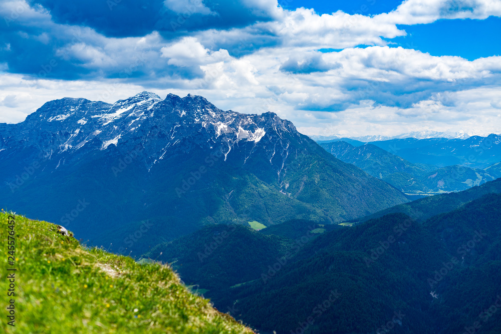 Wandern in den Alpen mit Panoramablick