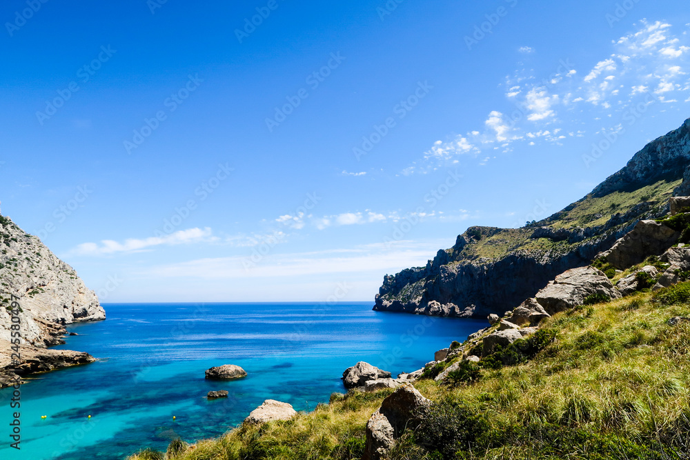 Türkisblaues Meer an der Küste von Mallorca