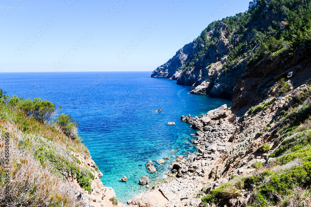 Türkisblaues Meer an der Küste von Mallorca
