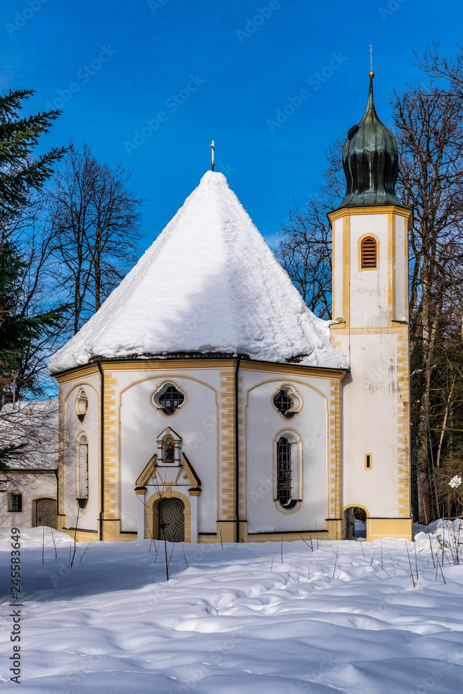 Südseite der Wallfahrtskirche Maria Elend bei Dietramszell im Winter