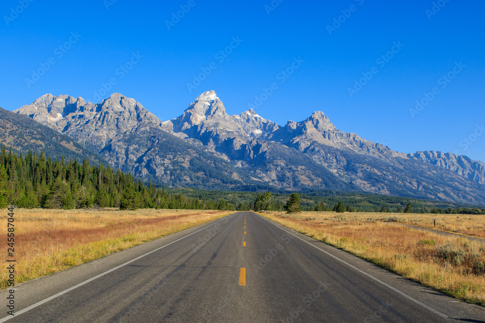 Naklejka premium Beautiful Landscape of Grand Tetons Range