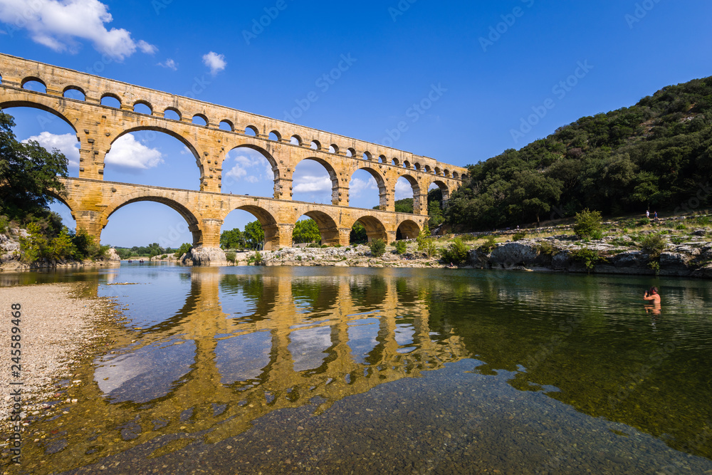 Photographe sous le Pont du Gard