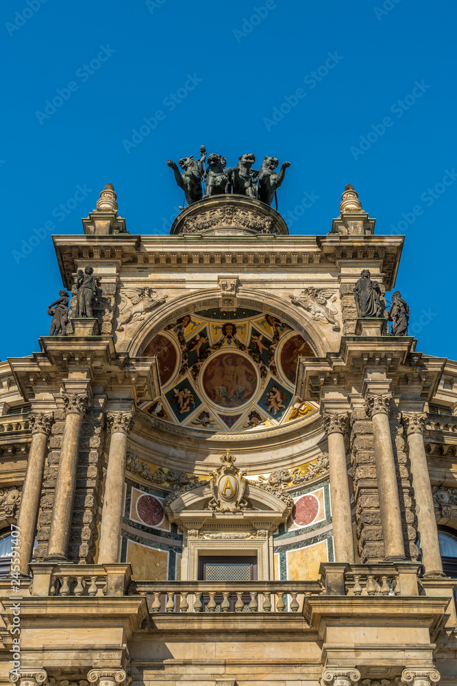 Kuppel und Quadriga über dem Hauptportal der Dresdner Semperoper