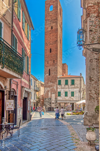 Foto Old medieval tower in a square in Noli, Italy