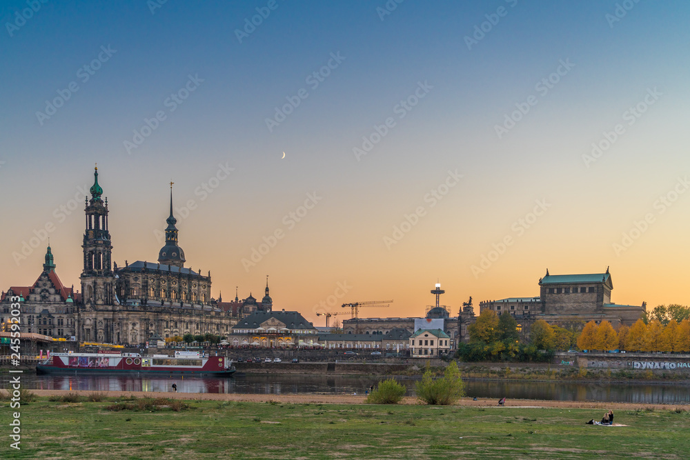 Fototapeta premium Dresdner Hofkirche und Semperoper in der Abenddämmerung