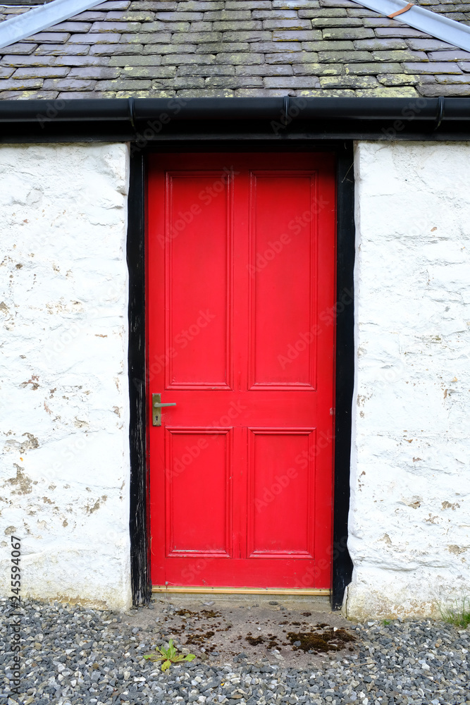 Puerta roja en casa blanca