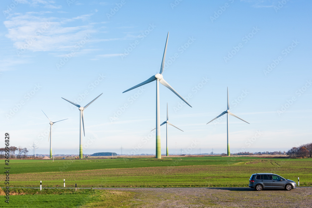 Fototapeta premium Windkraftanlagen zur ökologischen Stromversorgung sind in der windreichen ostfriesischen Küstenregion ideal zu betreiben.