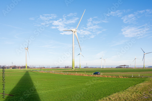 Windkraftanlagen zur ökologischen Stromversorgung sind in der windreichen ostfriesischen Küstenregion ideal zu betreiben.