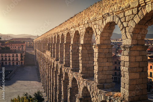 Obraz na plátně Perspective view of the roman aqueduct of the city of Segovia, next to some hous
