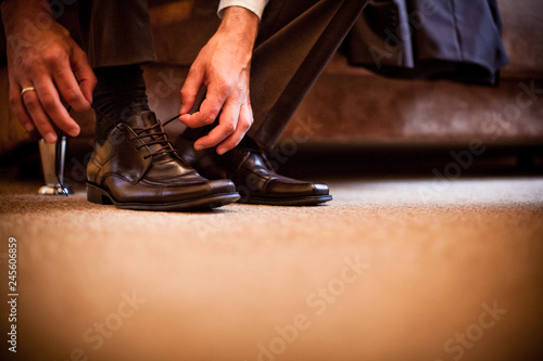 Bräutigam bindet sich seine Schuhe