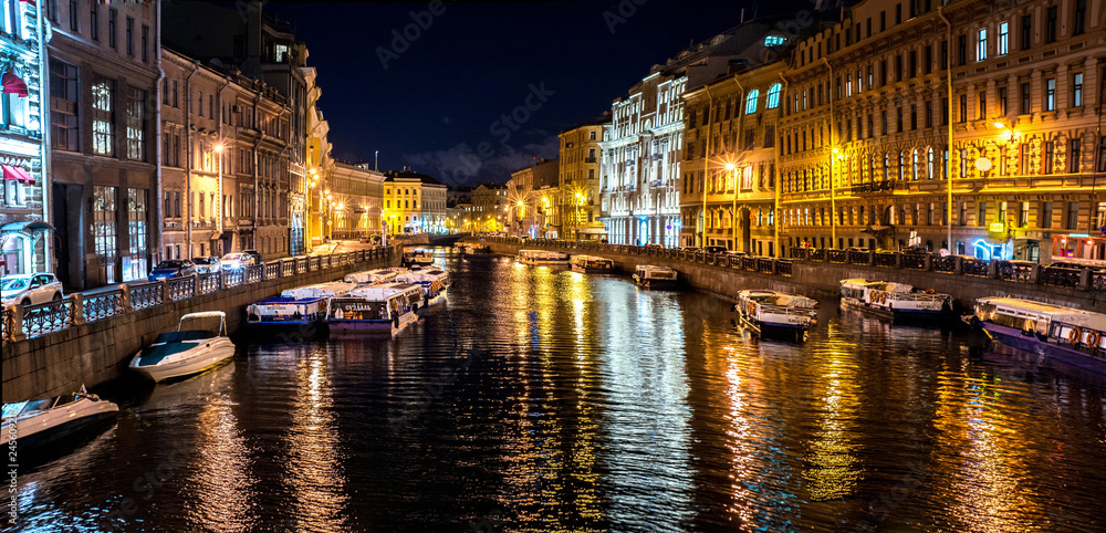 Obraz premium a canal in St. Peterburg, the view at night