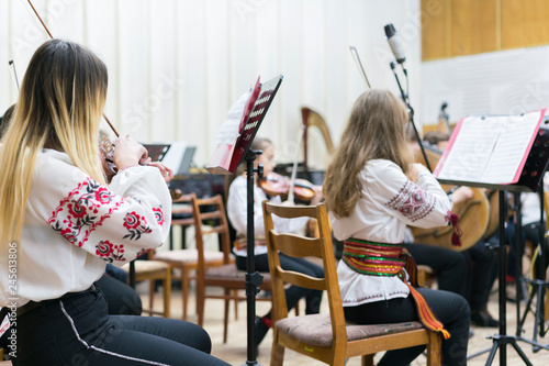Valokuva violin ensemble on stage