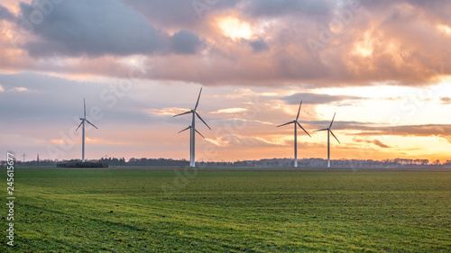 winkraftanlage in dramatischer Abendstimmung