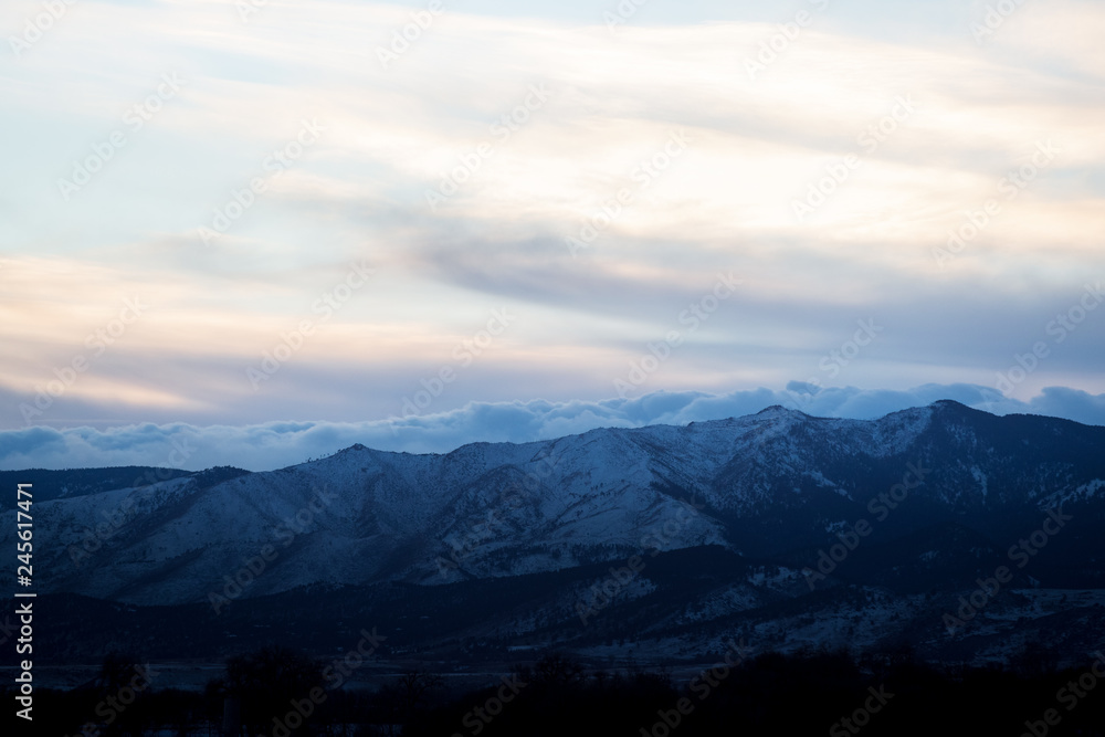 Fototapeta premium Beautiful Colorado Sunset with Clouds in the Rocky Mountains