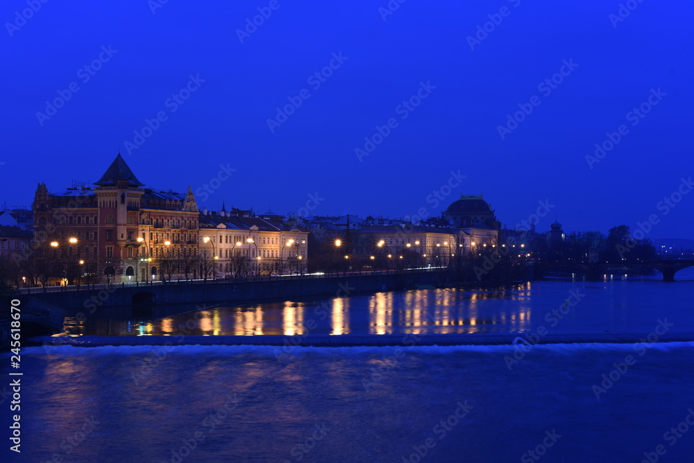 Ufer der Moldau in Prag bei Nacht
