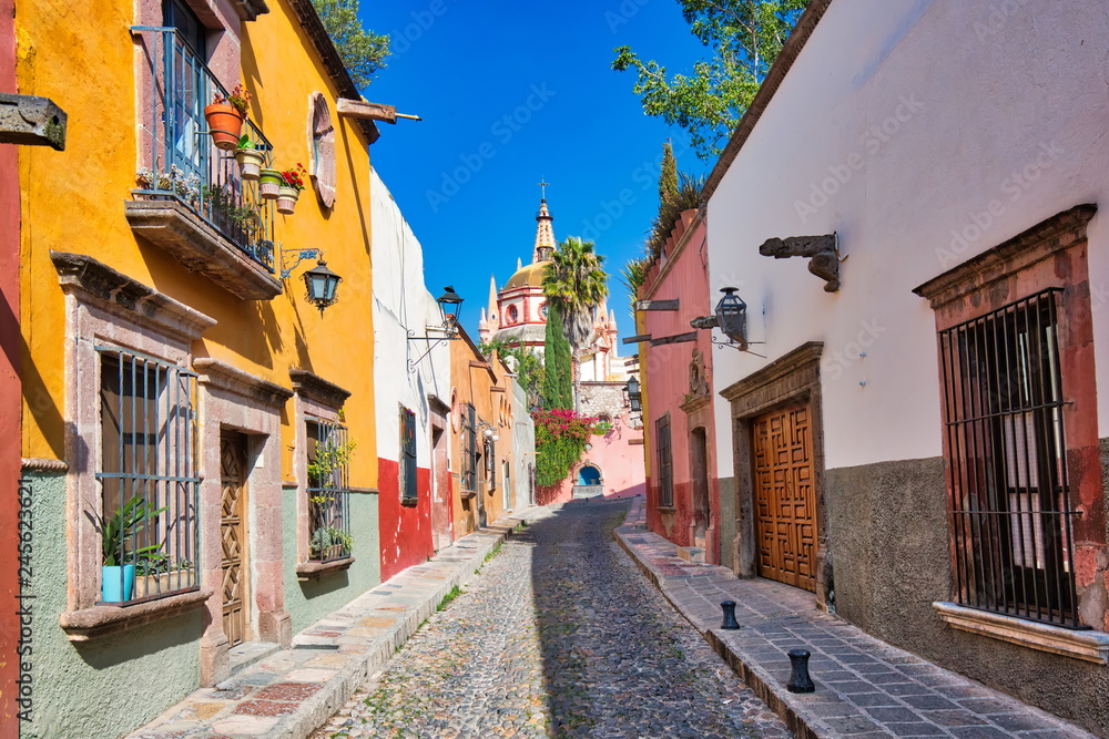 Mexico, Colorful buildings and streets of San Miguel de Allende in historic city center - obrazy, fototapety, plakaty 