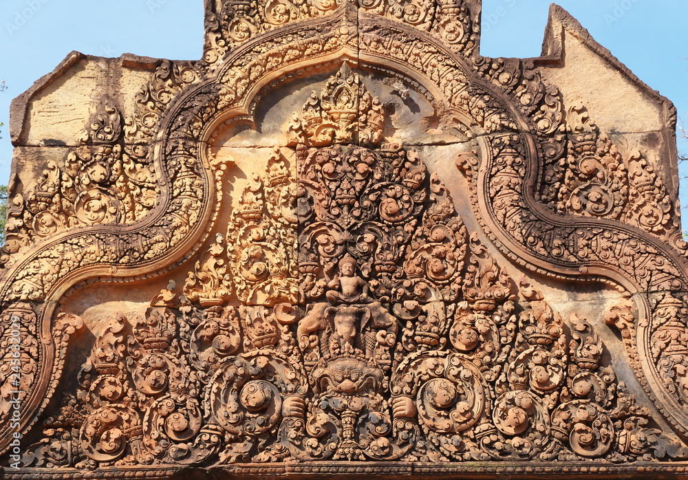 Obraz premium Siem Reap,Cambodia-January 9, 2019: Reliefs in Banteay Srei in Siem Reap, Cambodia 