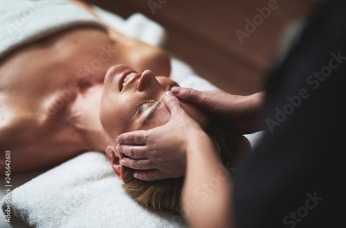 Schilderij op canvas Lady have anti-age massage of forehead wrinkles