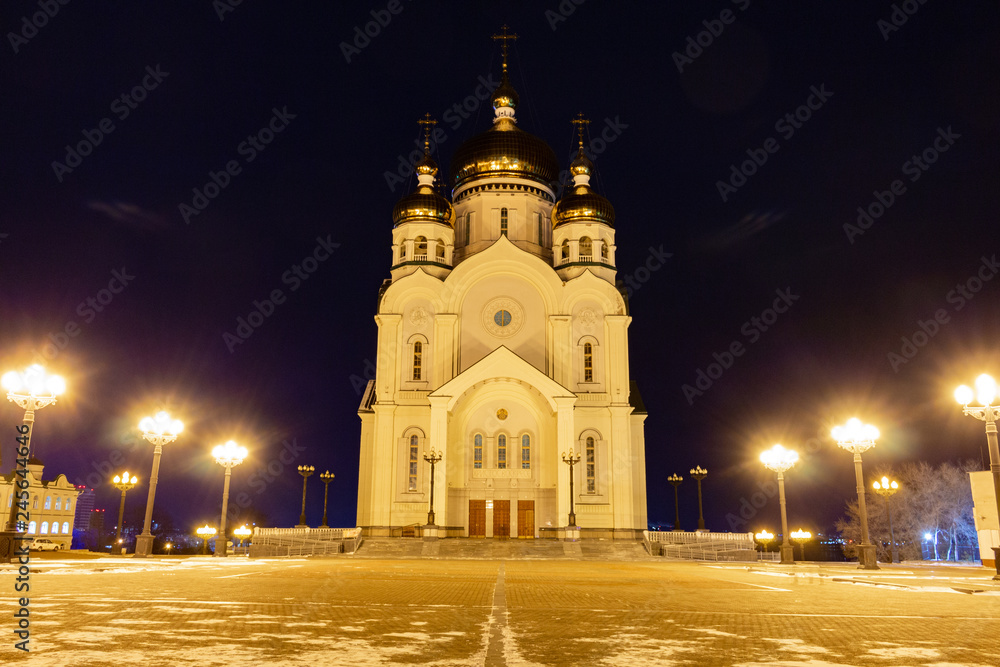 Fototapeta premium Spaso-Preobrazhensky Cathedral in Khabarovsk at night.