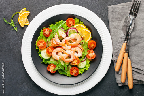 Vegetables and shrimps salad