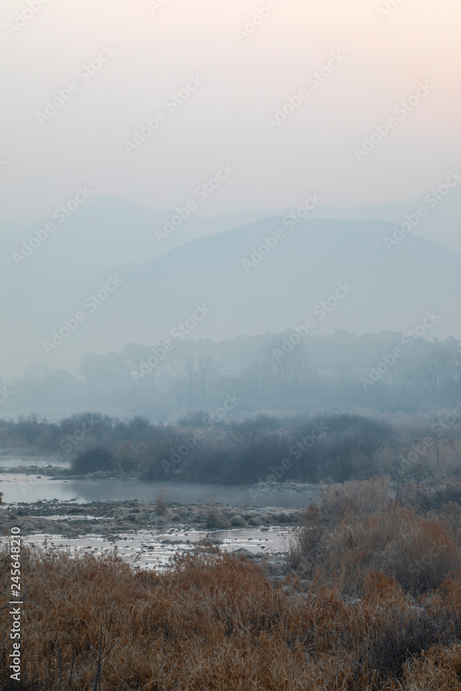 강가의 일출시간의 안개와 미세먼지