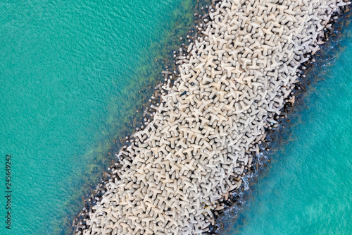 Obraz na płótnie Tetrapod Breakwater in turquoise water, taken in Kuwait in December 2018 taken in hdr w salonie