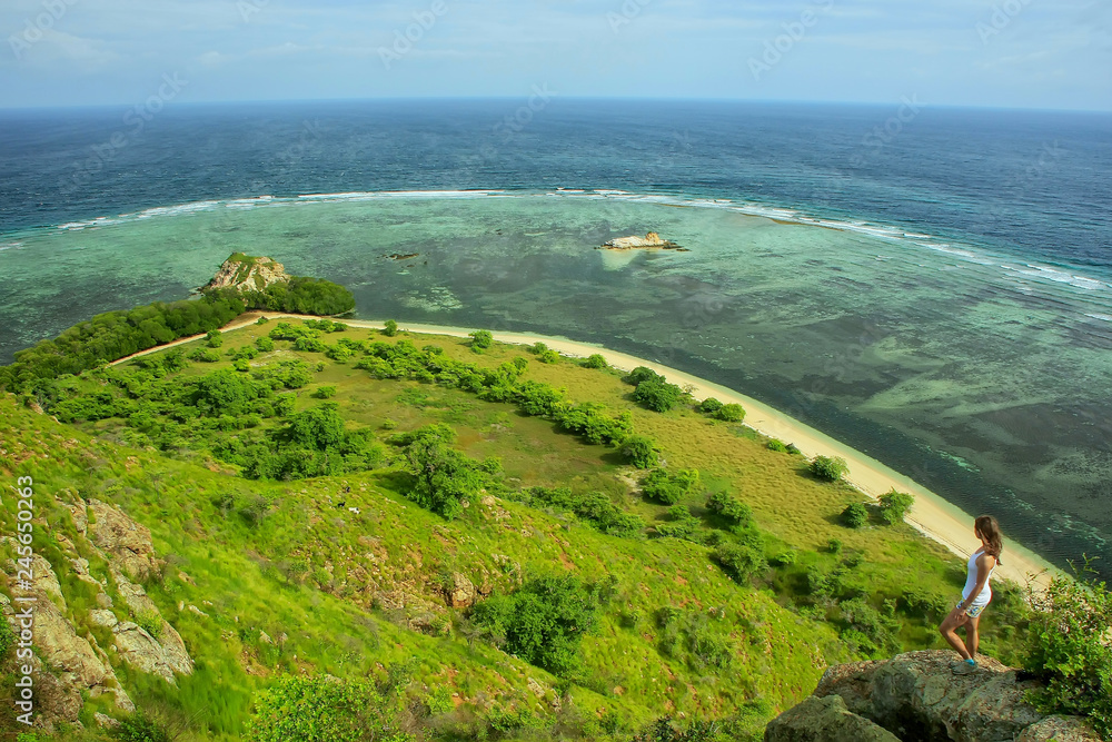 Φωτογραφία Coastline of Kanawa Island in Flores Sea, Nusa Tenggara, Indonesia
