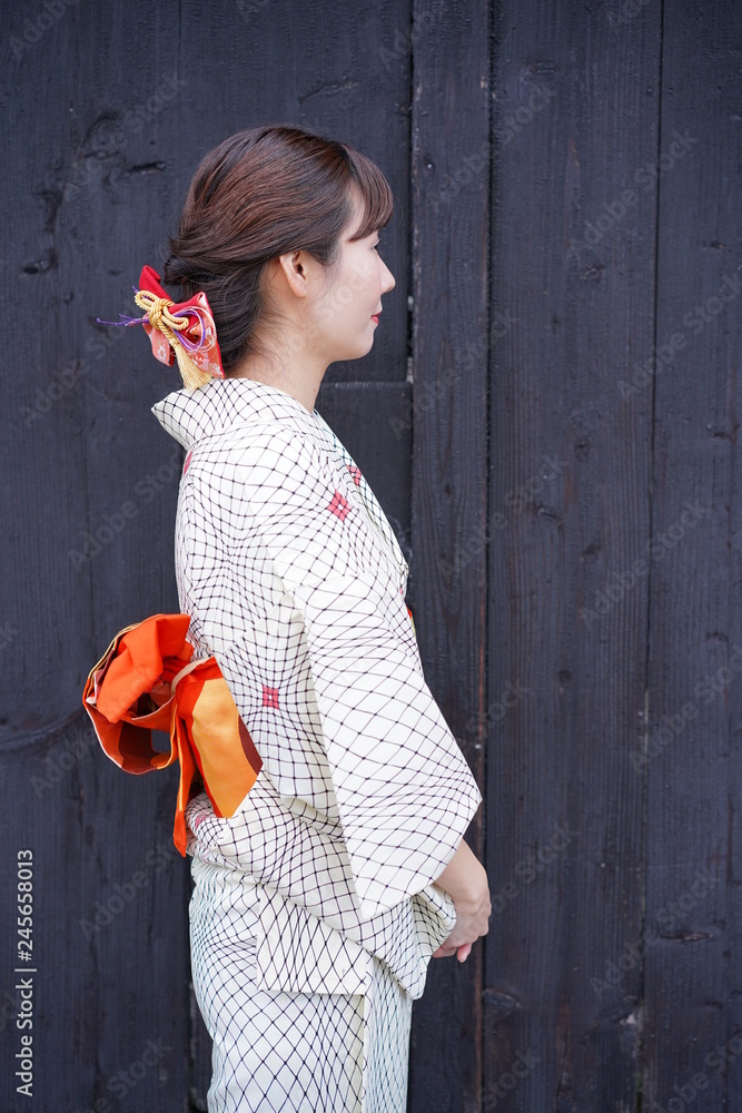 Obraz premium 着物で散歩する女性