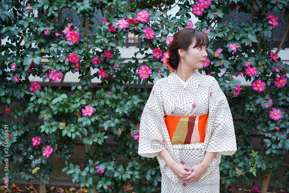 椿の前で佇む着物の女性 一人 Stock Photo Adobe Stock