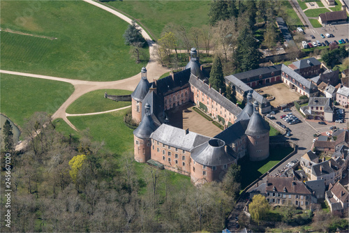 vue aérienne du Chateau de Saint-Fargeau dans l'Yonne en France photo