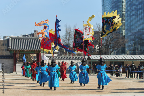 Canvas Print Seoul, South Korea - January 17, 2019: January 17, 2019 dressed in traditional costumes from Gwanghwamun gate of Gyeongbokgung Palace Guards