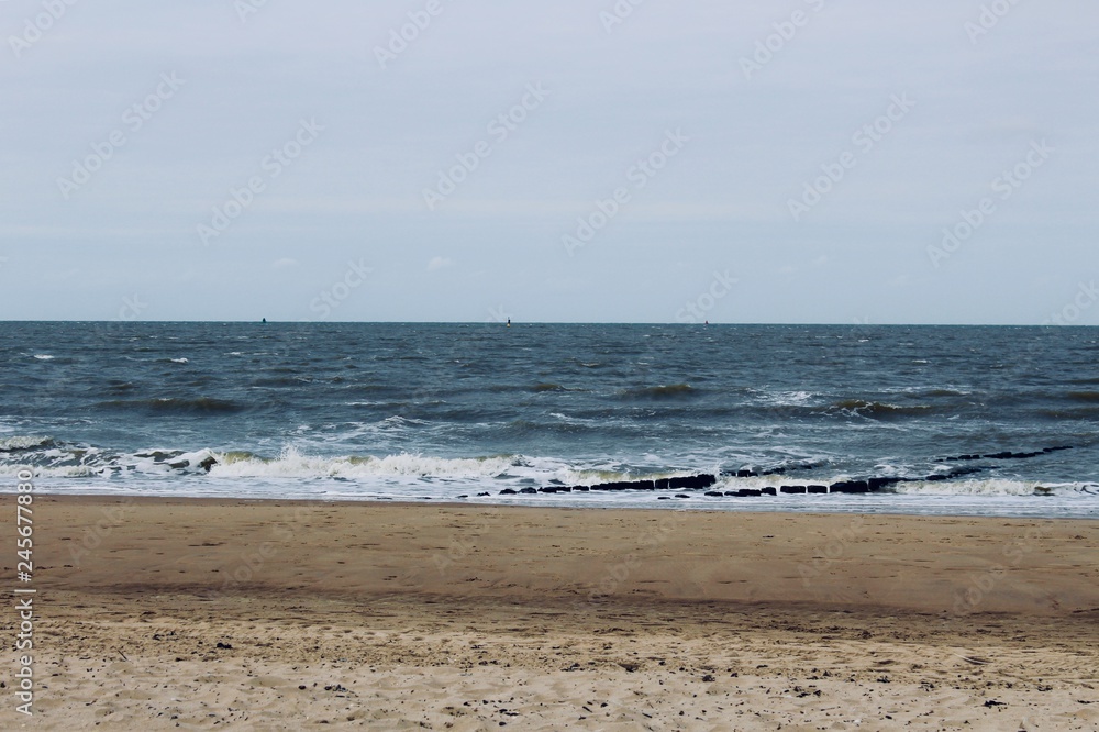 Der Nordsee Strand mit leichten Wellen
