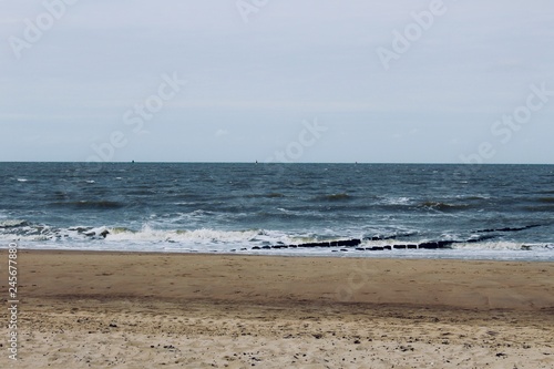 Der Nordsee Strand mit leichten Wellen