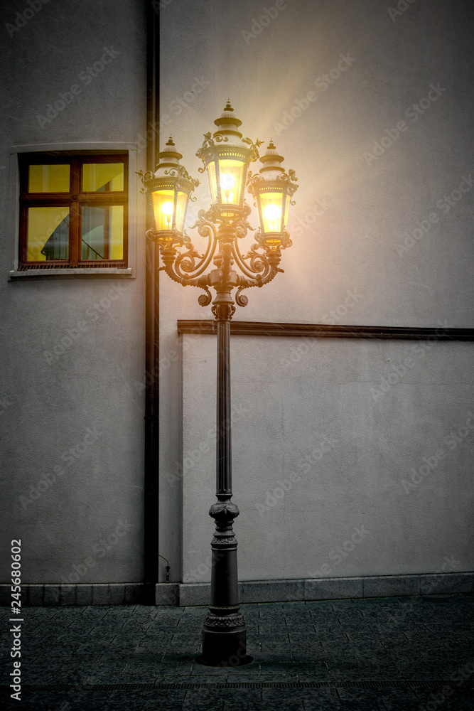 alte Laterne mit Lichtschein alte Laterne mit Lichtschein