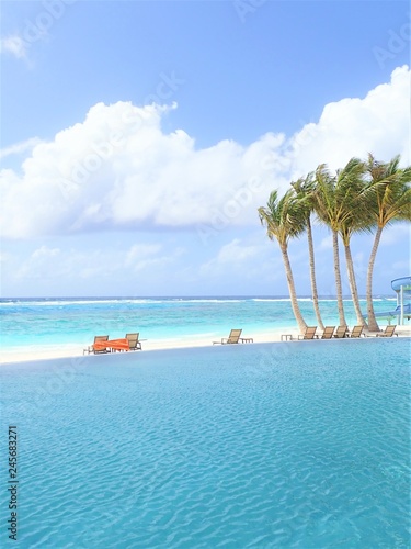 Fototapeta Naklejka Na Ścianę i Meble -  Beautiful beach and pool in Maldive island resort