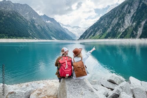 Fotografia, Obraz Travelers couple look at the mountain lake