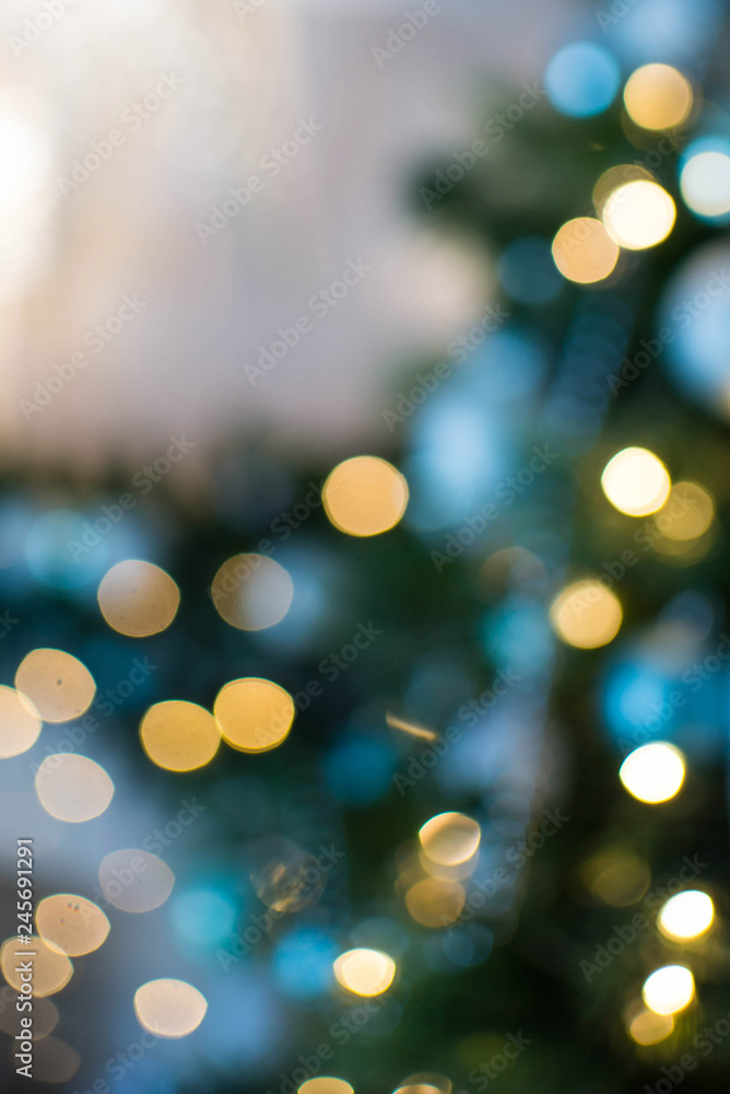Obraz premium Out of focus texture background of Christmas tree with ornaments and Christmas lights.