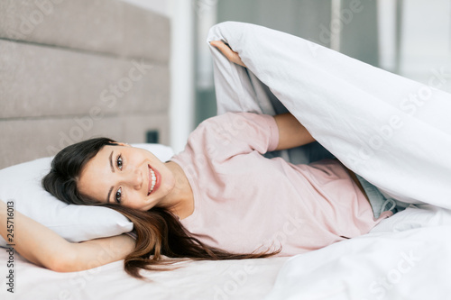 Cuadro en lienzo cheerful girl is going to bed